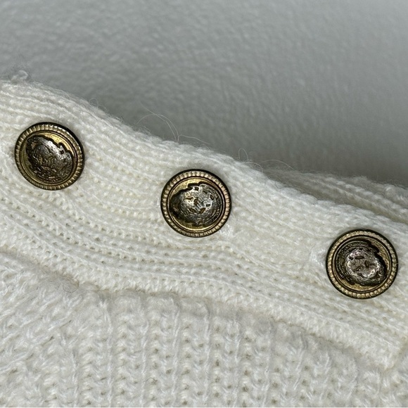 Zara Knit Sweater with Stripes - Cozy and Chic for Every Season - Picture 3 of 4